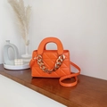 Sac à main matelassé orange avec chaîne et texture en similicuir aux détails dorés - Orange