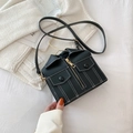 Mini sac à bandoulière noir style veste vintage avec des coutures contrastées - Noir