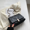 Schicke schwarze gesteppte Umhängetasche mit goldener Kette und mattem Leder-Finish - Schwarz