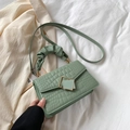 Sac bandoulière chic vert menthe aspect crocodile avec poignée plissée et serrure en métal - Vert