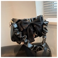 Dettaglio della borsa nera con un grande fiocco decorativo e manico con arricciatura - Nero