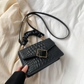 Sac à bandoulière matelassé noir avec boucle géométrique et poignée nuage froncée - Noir