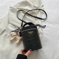 Μαύρη τσάντα bucket με σχέδιο κροκόδειλου, μεταξωτό μαντήλι και κρεμαστό σκύλο - Μαύρο (Με μενταγιόν)