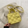Borsa quadrata gialla con texture a biscotto, ciondolo a formaggio e tracolla fine - Giallo