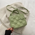 Borsa verde avocado a forma di biscotto con trama goffrata e manico superiore - Verde