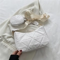 Borsa a tracolla trapuntata bianca con mini borsellino rotondo e cinturino in nylon - Bianco