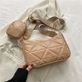 Borsa a tracolla trapuntata beige con ampia tracolla e ciondolo tondo alla moda - Cachi