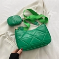 Borsa a tracolla trapuntata verde vivace con portamonete rotondo e cinturino largo - Verde