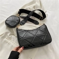 Borsa a tracolla nera trapuntata con mini custodia rotonda e ampia tracolla in tessuto - Nero