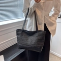 Grande borsa tote in paglia nera intrecciata con manici in pelle per il pendolarismo estivo - Nero
