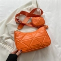 Lebhafte orangefarbene Stepptasche mit runder Münztasche und breitem Gurt - Orange