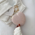 Mini herzförmige Umhängetasche in Champagner-Rosa mit Pailletten und Goldkette - Rosa