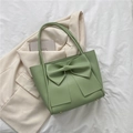 Bolso de hombro verde gran capacidad con lazo decorativo y remaches de protección dorados - Verde