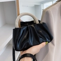 Bolso nube negro minimalista con asa de perlas y acabado fruncido de cuero sintético - Negro