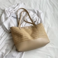 Grande borsa tote in paglia intrecciata beige con finiture in ecopelle su sfondo bianco - Cachi