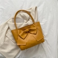 Bolso tote amarillo mostaza con lazo decorativo grande y tachuelas doradas de base - Marrón Amarillento