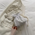 Sac seau en satin plissé argenté avec bandoulière perles et gros nœud organza - Blanc