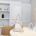 Bolso tipo cubo color crema con asa de pañuelo de seda y correa desmontable - Blanco Roto