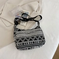 Borsa tote in tela intrecciata geometrica bianca e nera con tracolla su giacca - Nero