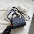 Sac bandoulière matelassé noir avec détails dorés et poignée tressée sur blazer blanc - Noir