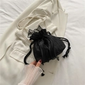 Sac seau plissé noir avec nœud en résille et anse en perles sur tissu blanc - Noir