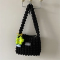 Sac à bandoulière noir texturé popcorn avec pendentif fleuri et étiquette tendance - Avec Charme / Noir