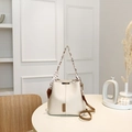 Bolso saco minimalista blanco crema con asa de pañuelo de seda y correa marrón - Blanco y Marrón