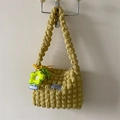Sac à bandoulière jaune plissé effet nuage avec texture bulle et breloque tournesol - Avec Charme / Jaune