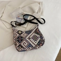 Borsa tote in tela con motivo geometrico nero e viola e tracolla regolabile - Arcobaleno