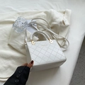 Sac bandoulière blanc matelassé avec poignée tressée et détails dorés - Blanc Cassé