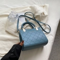 Sac à main bleu matelassé pour femme avec poignée tissée et détails dorés chic - Bleu