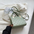 Sac bandoulière matelassé vert clair pour femme avec poignée tressée et boucles dorées - Vert