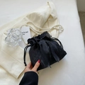 Bolso saco plisado negro con lazo de organza y correa de perlas sofisticada - Negro