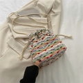 Bunte gewebte Kordelzug-Beuteltasche mit Streifen und schmalem Schultergurt - Bunt