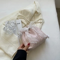 Bolso saco plisado rosa con lazo blanco y asa de perlas artificiales para mujer - Rosa