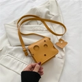 Creatieve gele crossbodytas in de vorm van kaas met bijpassende hanger op witte blazer - Vierkante Tas