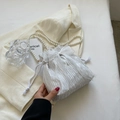 Bolso saco plisado plateado con lazo de organza y correa de cadena de perlas - Blanco Roto