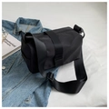 Dettaglio della borsa a tracolla in nylon nero con cinturino regolabile su giacca denim - Nero