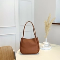 Bolso de hombro minimalista en cuero suave marrón con silueta elegante y sofisticada - Sin colgante / Marrón