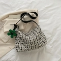 Strick-Tote-Bag aus Tweed in Schwarz und Grau mit Lederriemen und grünem Blumenanhänger - Schwarz Mit Anhänger