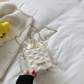 Borsa a secchiello bianca con trama geometrica e catena dorata sottile da donna - Bianco