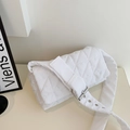 Elegante borsa a tracolla trapuntata bianca con fibbia argentata e imbottitura moderna - Bianco
