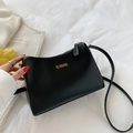 Borsa a tracolla minimalista in pelle nera con logo dorato e chiusura lampo - Nero