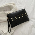 Pochette a busta minimalista in pelle nera con borchie esagonali dorate e cinturino - Nero