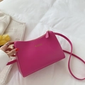 Borsa a tracolla minimalista in pelle PU magenta con cinturino e zip superiore - Rosa