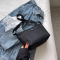 Borsa a tracolla minimalista in nylon nero con tracolla regolabile per uso quotidiano - Nero