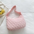 Borsa hobo trapuntata rosa chiaro in nylon con tracolla imbottita su bianco - Rosa
