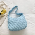 Borsa a tracolla trapuntata azzurra con cuciture a rombi e design imbottito - Blu