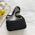 Borsa a tracolla trapuntata nera con texture soffice e cinturino regolabile su tessuto - Nero