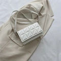 Bolso bandolera blanco de cuero sintético con diseño acolchado de triángulos geométricos - Blanco